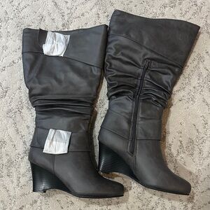 Journee Wide Calf Stylish Gray Wedge Boots Womens 9 1/2 9.5 Slouch Zip Brand New